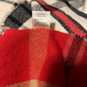 Chic Plaid Scarf in Red and Black